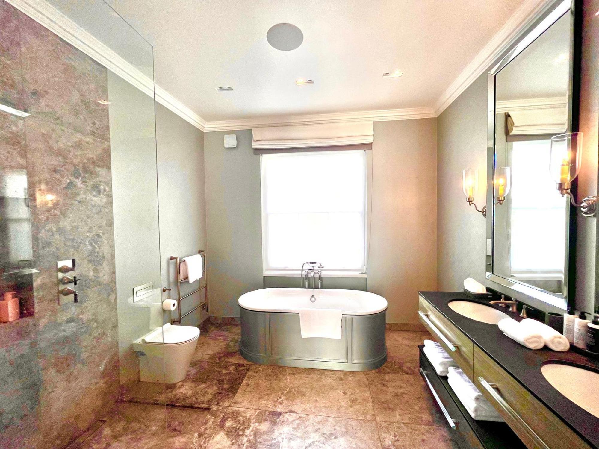 Luxury 4 Bedrooms 5 Baths 2 Receptions Family House With Garden Chelsea Vilă Londra